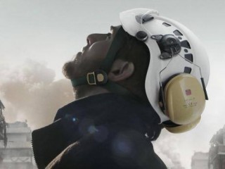 ވައިޓް ހެލްމެޓް ޑޮކިއުމެންޓްރީގެ މުހިއްމު ބައިވެރިޔަކު އެމެރިކާއަށް ނޭރުވި