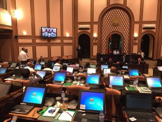 މަޖިލީހުގެ ރައީސް މަސީހު އިތުބާރު ނެތްކަމުގެ ވާހަކަތަކާ އެކު މަޖިލިސް މެދު ކެނޑިއްޖެ!