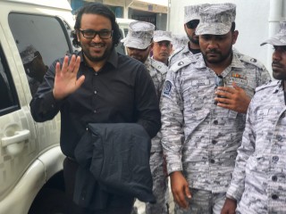 އަދީީބާ މެދު ވެސް އޯގާތެރިވެ، އިހުސާންތެރިވާށެވެ.