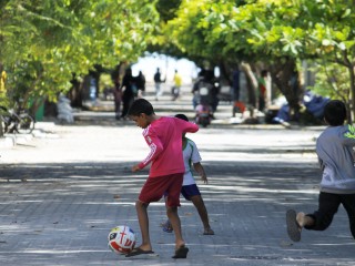 ކުޑަ ކުދިިންނަށް އިހުމާލުވުމާއި ޖިސްމާނީ އަނިޔާ ކުރުން: އަވަސް ހައްލެއް ބޭނުންވެފައި!