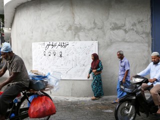 Police tear out RaajjeTV billboard petition