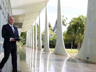 ދެވީގެ އުނދަގޫ ބޮޑުވެގެން ބްރެޒިލްގެ ރައީސް ރަސްމީ ގަނޑުވަރުން ނުކުންނަވައިފި