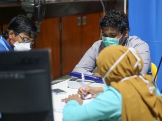 ތިނަދޫ ހޮސްޕިޓަލްގައި އޮތް މާބަންޑު މީހަކު ސްވައިން ފްލޫއަށް ޖެހިފައިވާ ކަމަށް ބެލެވޭތީ މާލެ ގެންނަނީ