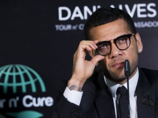 ބާސާ އަށް ދެން ބަދަލުނުވާނަން، ކުޅެން ބޭނުމީ އިދިކޮޅަށް: ޑެނީ އަލްވޭޒް