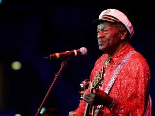 ލެޖެންޑަރީ ލަވަކިއުންތެރިޔާ ޗަކް ބެރީ 90 އަހަރުގައި މަރުވެއްޖެ