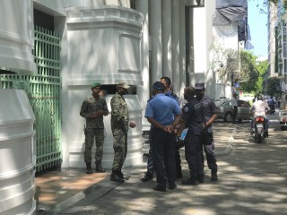 ރައީސް އޮފީހުގެ ބިއްލޫރިގަނޑު ތަޅާލި ކަމަށް ތުހުމަތު ކުރެވޭ މީހާގެ ބަންދުގެ މުއްދަތު އިތުރު ކޮށްފި