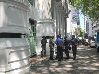 ރައީސް އޮފީހުގެ ބިއްލޫރިގަނޑެއް ތަޅާލި މީހަކު ހައްޔަރުކޮށްފި