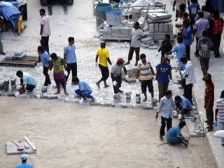 ބިދޭސީން މަސައްކަތް ކުރަނީ