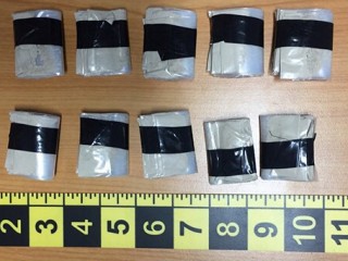 ޑޮމެސްޓިކް ފްލައިޓަކުން ދަތުރުކުރި އަންހެނެއްގެ އަތުން ގިނަ އަދަދެއްގެ މަސްތުވާތަކެތި އަތުލައިގަނެފި