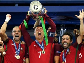 ޕޯޗުގަލްގެ މޮޅު ކުޅުންތެރިޔަކަށް އެޓީމާއެކު ޔޫރޯ ކާމިޔާބުކުރި ރޮނާލްޑޯ 