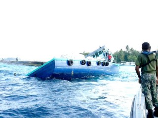 ސިމެންތި ބަރުކޮށްގެން ދަތުރުކުރި ދޯންޏެއް ތެޔޮފުނަދޫ ނެރުމައްޗަށް އަރައިފި