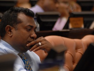 ޕާސްޕޯޓް ކެންސަލްކޮށްފައި އޮތުމުން އިނގިރޭސި ވިލާތުގެ އެއާޕޯޓްގައި ޖާބިރު "ބަންދުކޮށްފި" 