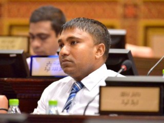 އިލްހާމް މަޖިލީސް މެންބަރުންނަށް ބިރުދެއްކި ކަމަށް ބުނެ މެންބަރު އަރީފު ފުލުހަށް!