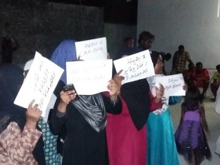 މ މަޑުއްވަރީން ކަރަންޓް ކެނޑޭތީ ރައްޔިތުން މުޒާހަރާ ކުރަނީ