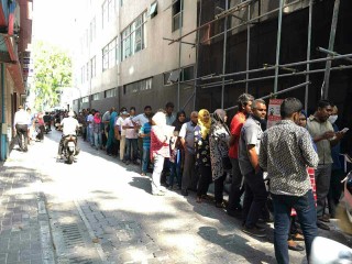 ވެކްސިން ޖަހަން ގިނަ ބަޔަކު ކިއުގައި