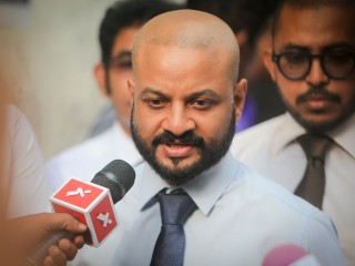 ފާރިސް މައުމޫނުގެ ޕާސްޕޯޓް ހިފަހައްޓައިފި