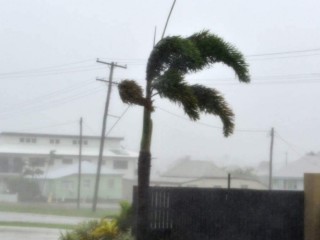 ތޫފާން ޑެބީ ކްއީންސްލޭންޑަށް މިސްރާބު ޖަހައިފި