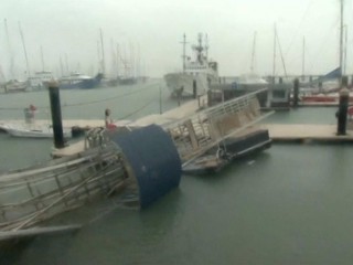 ތޫފާނަށްފަހު އޮސްޓްރޭލިއާގައި ކާރިސާގެ ހާލަތު އިއުލާނުކޮށްފި