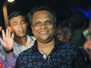 ސަރުކާރު ވައްޓާލަން އުޅޭކަމަށް ބުނެ، އާދަމް އާޒިމް ހައްޔަރުކޮށްފި