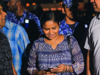 ފުލުހެއްގެ ގައިގައި ޖެހިކަމުގެ ތުހުމަތުކޮށް، ފުލުހުން އެދުނީ ފޮޓޯއެއް ނެގުމަށް: ނާދިރާ