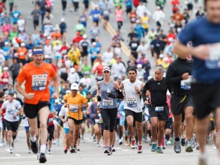 ބަޔަކު މެރަތަންއެއްގައި ދުވަނީ