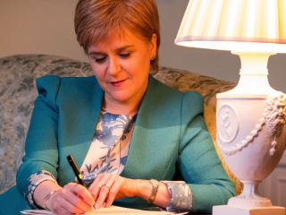 ސްކޮޓްލެންޑްގެ މިނިވަންކަމުގެ ވޯޓު ނެގުމުގެ ހުއްދައަށް އިނގިރޭސި ސަރުކާރުގެ ކިބައިން ރަސްމީކޮށް އެދެފި