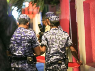 ފުލުހުންގެ އޮފިސަރުންތަކެއް މަގުމަތީގައި ހަރަކާތްތެރިވަނީ