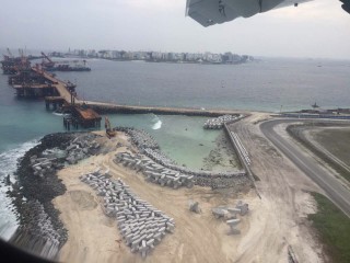 އެއަރޕޯޓް ތަރައްޤީކޮށް، ބްރިޖް އަޅަނީ ޗައިނާއަށް ދަރަނިވެރިވެގެން