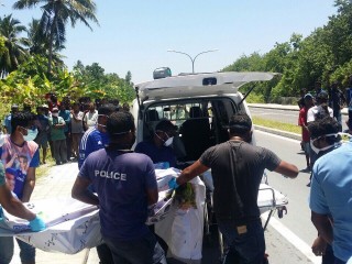 ލ. ފޮނަދޫގައި މަރާލާފައި އޮއްވާ ފެނުނު ބިދޭސީ މީހާ ހަށިގަނޑު އެމްބިލެންސް އަށް އަރުވަނީ