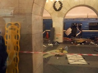 ރަޝިއާގެ މެޓްރޯގައި ބޮން ގޮއްވާލީ މެދުތެރޭ އޭޝިއާ އަށް ނިސްބަތްވާ ޒުވާނެއް