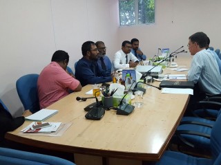 ފައިލް ފޮޓޯ: އިނގިރޭސިވިލާތުން ދިވެހިރާއްޖެއަށް ކަނޑައަޅުއްވާފައި ހުންނަވާ ސަފީރު ޖޭމްސް ޑައުރިސް މޯލްޑިވްސް މީޑިއާ ކައުންސިލްގެ މެމްބަރުންނާއި ބައްދަލު ކުރައްވަނީ