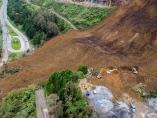 ކޮލަމްބިއާގައި ބިންގަނޑު ކަނޑައިގެންދިޔަ ހާދިސާގެ ތަހުގީގެއް ކުރަނީ