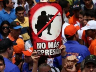 ވެނުޒުއޭލާގެ އިދިކޮޅު ފަރާތްތައް މަގުމައްޗަށް