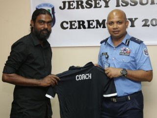 ޕޮލިސް އަންހެން ފުޓްސަލް ޓީމުގެ ކޯޗަކަށް ޑަކޭ