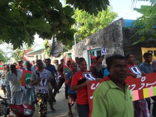 އިދިކޮޅު ލީޑަރުން ވަގުތުން މިނިވަންކުރުމަށް ގޮވާލައި އަތޮޅުތެރޭގައި މުޒާހަރާކޮށްފި