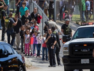 އެމެރިކާގެ ޕްރައިމަރީ ސްކޫލެއްގައި ބަޑިން ހަމަލާދީ ދެމީހުންނާއި ކުޑަ ކުއްޖަކު މަރާލައިފި