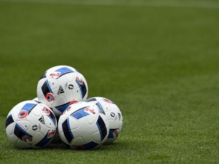 ފުޓްސަލް އާއި ފުޓުބޯޅަ ވަކިކުރަންވީތަ؟ ނުވަތަ ފުޓްސަލް މުބާރާތްތައް އޮފް ސީޒަނަށް ބަދަލުކުރަންވީތަ؟