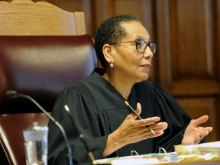 އެމެރިކާގެ ފުރަތަމަ މުސްލިމް އަންހެން ފަނޑިޔާރު ގަސްދުގައި މަރުވީ ކަމަށް ބެލެވޭ: ފުލުހުން  