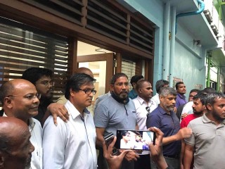 މީރާ އިން ފްރީޒްކުރި ވިލާގެ އެކައުންޓްތައް ދޫކޮށްލައިފި