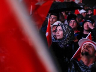 ރައީސަށް ވެރިކަމުގެ ބާރުތައް ލިބިދޭ އިސްލާހަށް ތުރުކީ ރައްޔިތުން އާބަސް ބުނެފި