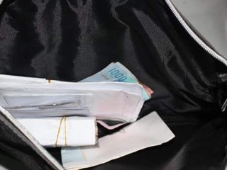 ގެއްލުނު ދެލައްކަ އަށް ވުރެ ގިނަ ފައިސާ ފުލުހުން ހޯދާ ވެރިފަރާތާ ހަވާލު ކޮށްފި 