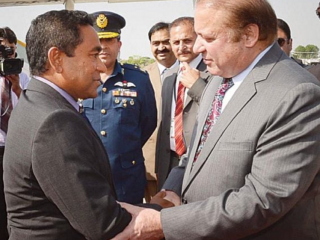 ބޮޑުވަޒީރުގެ ކަރަޕްޝަންގެ މައްސަލައިގައި ސްޕްރީމް ކޯޓުން ނިންމާނެ ގޮތެއްގެ އިންތިޒާރުގައި މުޅި ޕާކިސްތާން