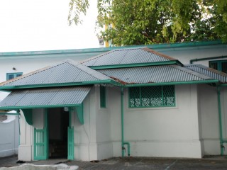 Ministry bans prayer outside traditional mosque