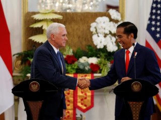 އެމެރިކާގެ ނައިބު ރައީސް މައިކް ޕެންސް އިންޑޮނީޝިއާގައި ހުރި އެންމެ ބޮޑު މިސްކިތަށް ޒިޔާރަތް ކުރައްވައިފި