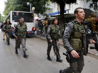 ފަލަސްތީނުގެ ޓްރަކް ޑްރައިވަރު ގައިގައި ތަޅައިގަތް އިޒްރޭލު ފުލުސްމީހާ ވަޒީފާއިން ވަކިކޮށްފި