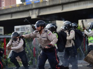 ވެނެޒުއޭލާގެ ރައީސް އާ ދެކޮޅަށް ކުރާ މުޒާހަރާތައް ހޫނުވާން ފަށައިފި