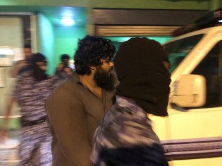 ބޮލޮގަރ ޔާމީން ރަޝީދު މަރާލި ކަމަށް ތުހުމަތު ކުރެވޭ މީހަކު ފުލުހުންގެ ހައްޔަރަށް ގެންދަނީ