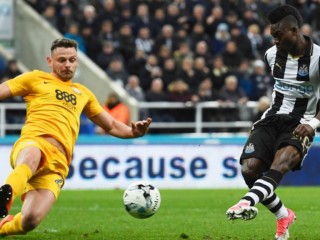 ނިއުކާސަލް އެނބުރި ޕްރެމިއަރ ލީގަށް