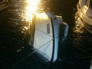 ކަސްޓަމްސްގެ ލޯންޗެއް އަޑިއަށް ހިނގައްޖެ