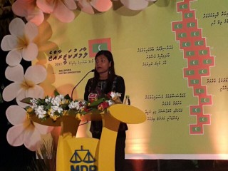 ރޮޒައިނާ ޖަލްސާއެއްގައި ވާހަކަ ދައްކަވަނީ